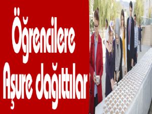 Öğrencilere Aşure dağıttılar