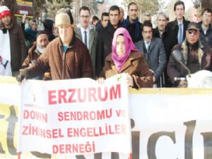 Erzurum'da Engelliler Günü anısına çelenk bırakıldı