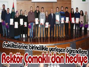 Fakültelerine birincilikle yerleşen öğrencilere Rektör Çomaklı'dan hediye