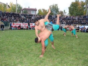 Uzundere'de karakucak güreşleri nefes kesti