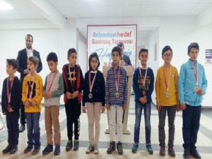 Satrancın küçük şampiyonları altınla ödüllendirildi