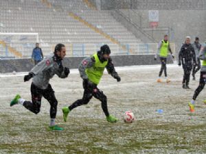 Dadaş, yoğun kar yağışı altında antrenman yaptı