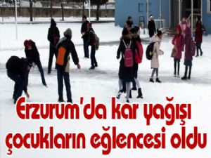 Erzurum'da kar yağışı çocukların eğlencesi oldu