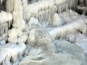 Kars'ta Hidro Elektrik Santrali Barajı dondu