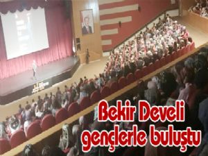 Bekir Develi gençlerle buluştu