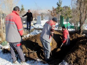 Toprağın buz tuttuğu Erzurum'da toplu mezar kazılıyor