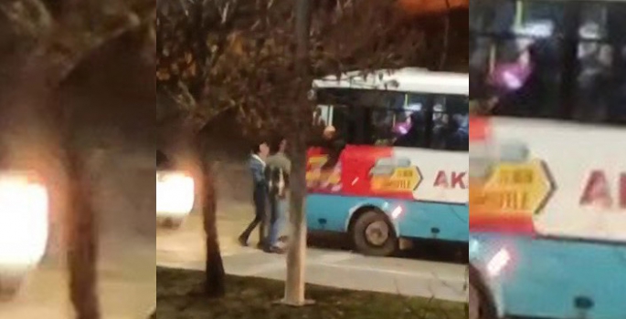 Halk otobüsünün önünü kesip sürücüye saldırdılar