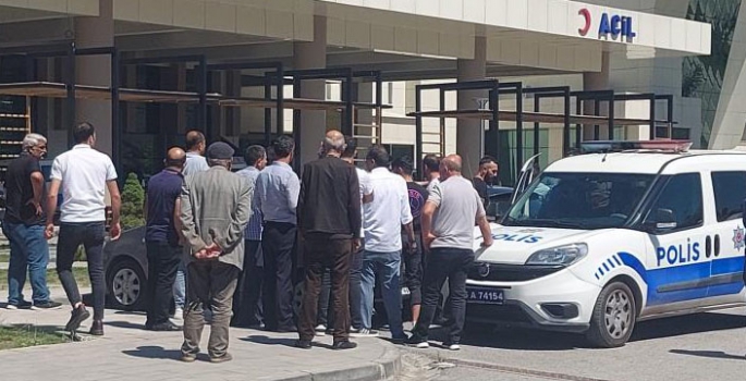 Hasta yakınları ile görevliler birbirine girdi