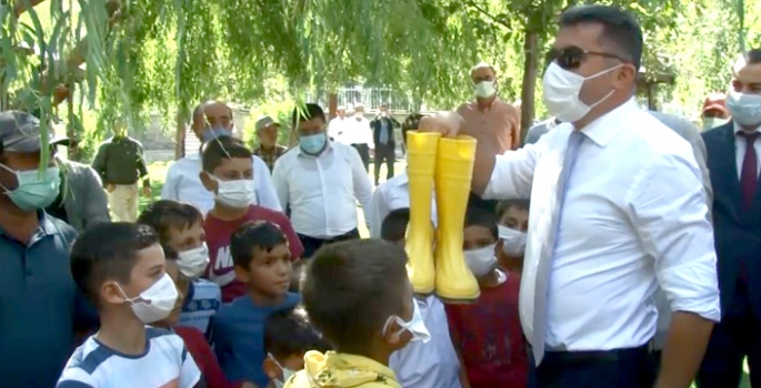 Herkes plaket alırken o valinin çizmelerini gözüne kestirdi