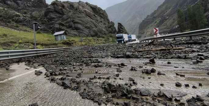 Heyelan ulaşımı aksattı