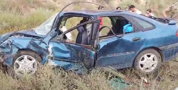 İki araç kafa kafaya çarpıştı: 3 yaralı