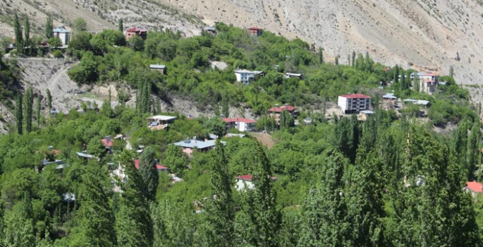 İki dağın arasında kalan köyü emekleriyle cennete çevirdiler