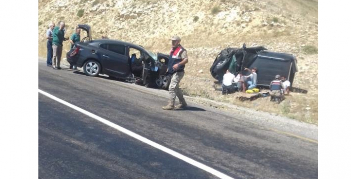 İki otomobil kafa kafaya çarpıştı: 4 yaralı