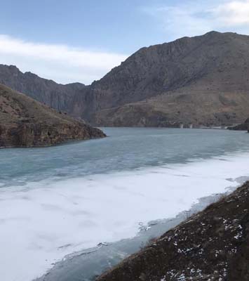 İspir'de Çoruh Nehri buz tuttu