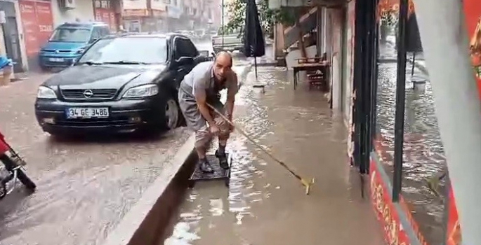 İspir’de iş yerlerini su bastı