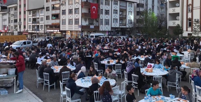 İspirliler meydanda iftarda yaptı