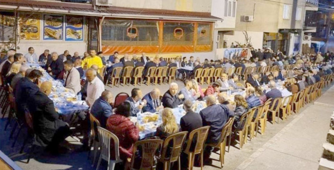 İzmir’deki Dadaşlardan sokak iftarı