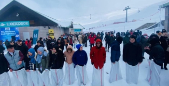 AK Partili gençler ‘kar festivali’nde eğlendi