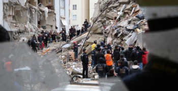 Büyük deprem 10 ili vurdu; Yüzlerce ölü, binlerce yaralı