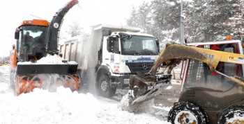 Büyükşehir’in kar timleri kenti baştan aşağı kardan temizliyor