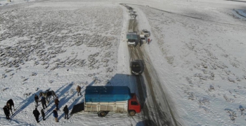 Buz tutan yollar sürücülere çile oldu