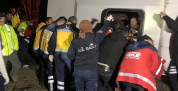 Erzincan’da yolcu otobüsü şarampole devrildi: 1 ölü, 8’i ağır 33 yaralı