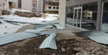 Erzurum’da şiddetli fırtına hayatı felç etti, okulların çatıları kağıt gibi uçtu