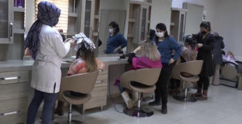 İran ve Afganlı kadınlardan kuaförlük kursuna yoğun ilgi