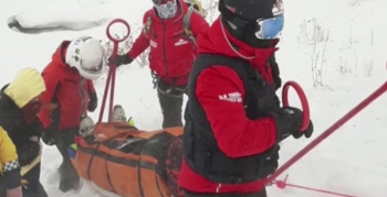 Kayak pistinin dışına çıkan turisti JAK timi kurtardı
