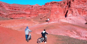 ‘Kırmızı Periler Diyarı’nda atlı safari ve bisiklet turu