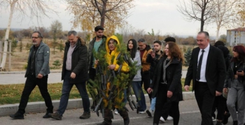 Profesörden doğum günü performansı