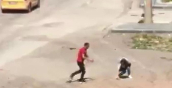 Sokak ortasında kadına şiddet
