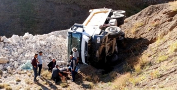 Taş yüklü kamyon şarampole uçtu