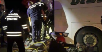 Yolcu otobüsü römorka çarptı: 2 Ölü, 14 Yaralı