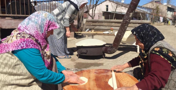 Kadınların Ramazan yufkası mesaisi