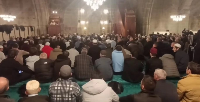 Kadir Gecesi'nde tarihi camilere akın