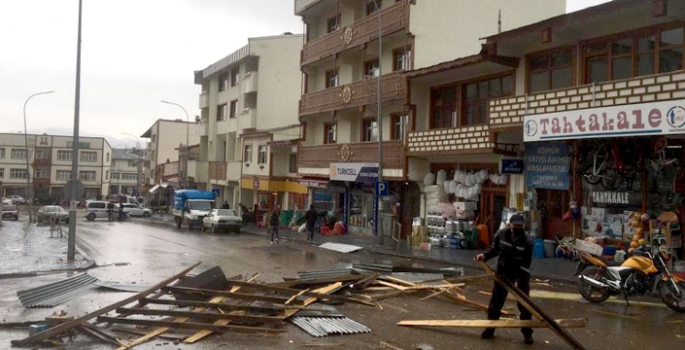 Kaldırımda yürürken ölümden döndüler