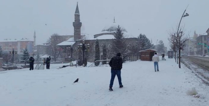 Kar kenti beyaza bürüdü