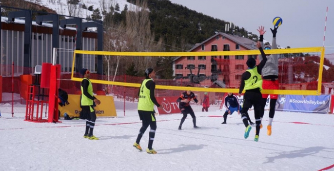 Kar voleybolu heyecanı başladı