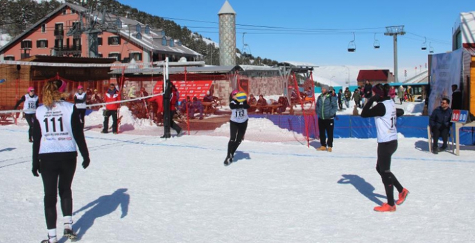 Kar voleybolu nefes kesiyor