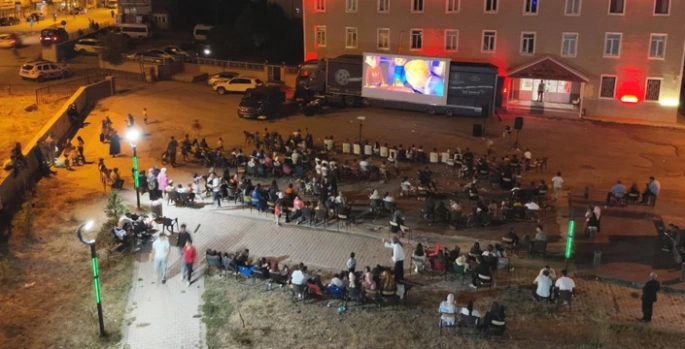 Karayazı’da gezici sinema ve açık hava konseri etkinliği