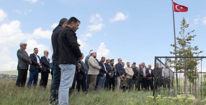 Karayazı şehitleri Babalar Günü’nde anıldı