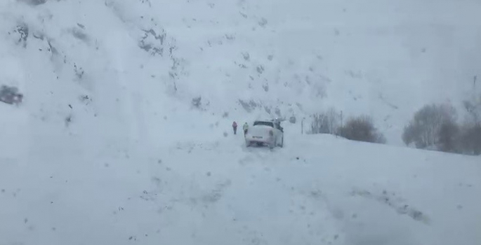 Karayoluna çığ düştü