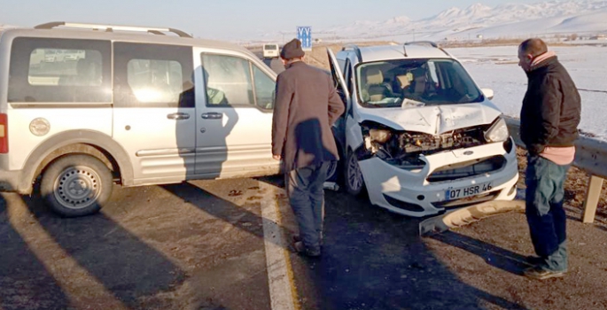 Karşı şeritten gelen otomobile çarptı: 2 yaralı