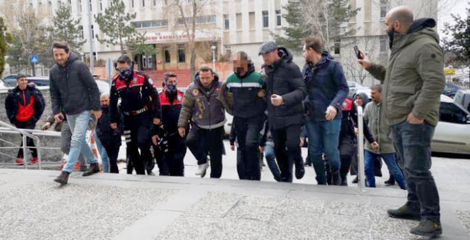 Katil zanlısı yurt dışına kaçarken yakalandı