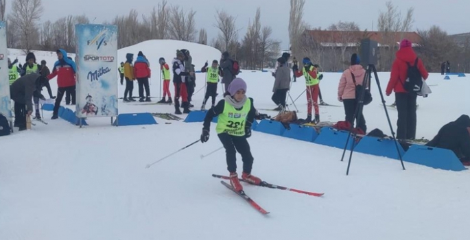 Kayaklı koşu yarışları nefes kesti