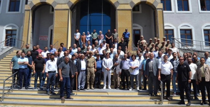 Kaymakam ile komutana duygusal uğurlama