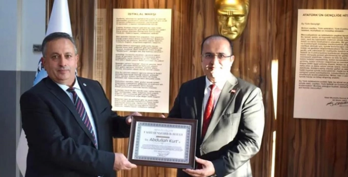 Kaymakam Kurt’a ‘Fahri hemşehrilik beratı’