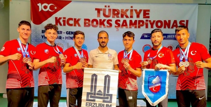 Kick Boksçular madalyaları topladı