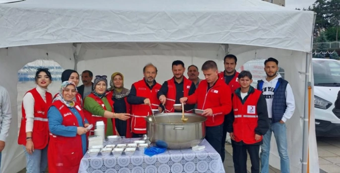 Kızılay aşure dağıttı